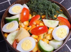 Hình của món Salad rau củ 🍅🥒🥬🌽🥚🍎.