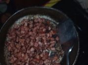 Una foto de chuletas con tomate y cebolla