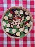 Ensalada 🥗 inspirada en Caprese 🇮🇹 en ensaladera comestible