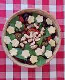 Ensalada 🥗 inspirada en Caprese 🇮🇹 en ensaladera comestible