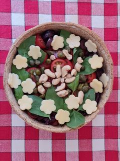 Una foto de Ensalada 🥗 inspirada en Caprese 🇮🇹 en ensaladera comestible