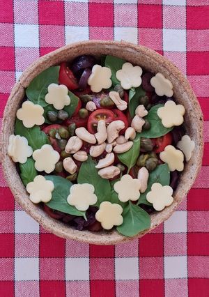 Una foto de Ensalada 🥗 inspirada en Caprese 🇮🇹 en ensaladera comestible