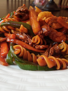 Una foto de Fusilli al estilo asiático