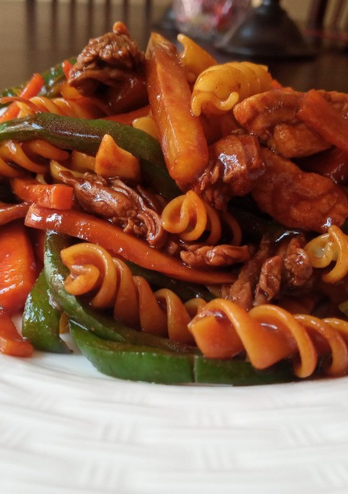 Una foto de Fusilli al estilo asiático