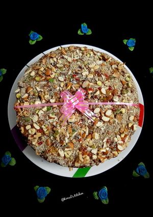 ખજુર ડ્રાયફ્રુટસ કેક (Dates Dryfruits Cake Recipe In Gujarati) રેસીપી મુખ્ય ફોટો