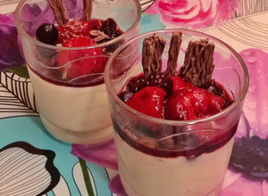 Una foto de Shot de queso crema y frutos rojos 🍒🍓
