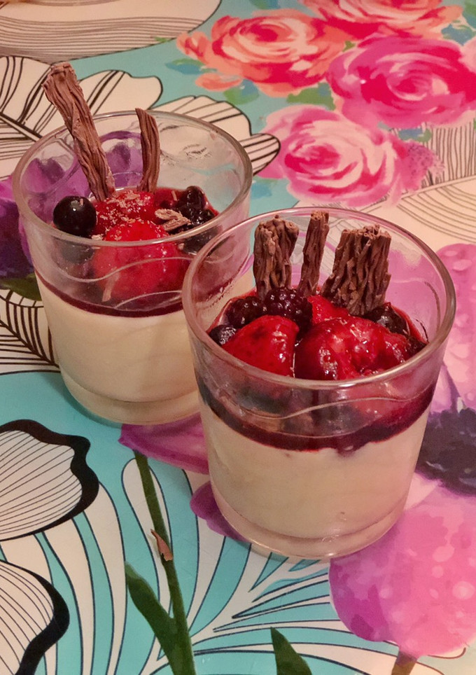Una foto de Shot de queso crema y frutos rojos 🍒🍓