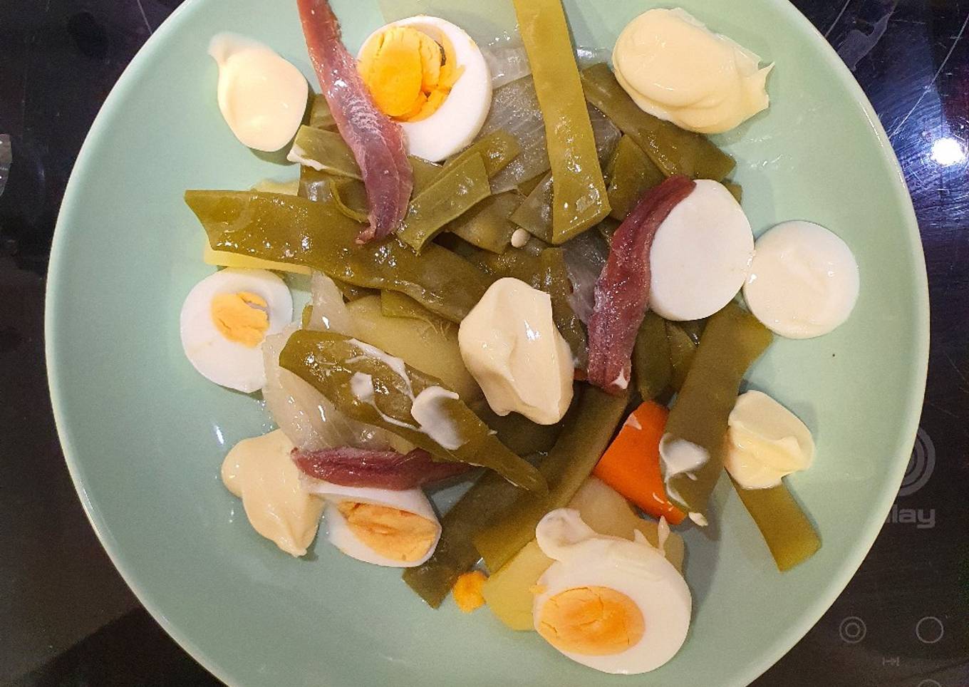 Judía verde con anchoas, huevo duro y golpes de ligeresa