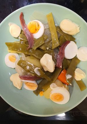 Una foto de Judía verde con anchoas, huevo duro y golpes de ligeresa