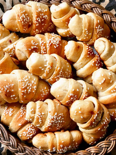 A picture of Onion ang garlic crescent rolls.
