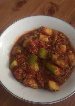 Une photo de Haché de boeuf aux courgettes en sauce tomate olives