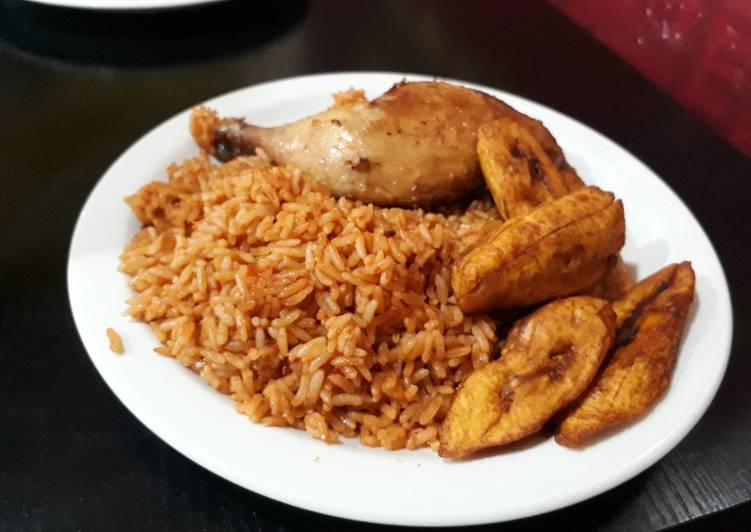 Simple Way to Make Appetizing Jollof rice with fried plantain and grilled chicken Cooking Basics for Newbies