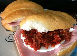 Una foto de Torta con chorizo