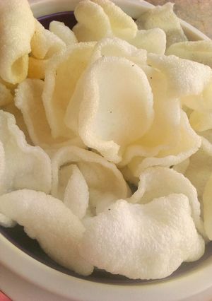 A picture of Fried prawn crackers.