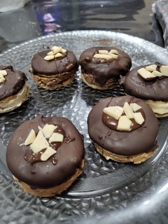 Una foto de Alfajores helados súper rápidos y deliciosos!!!!😋