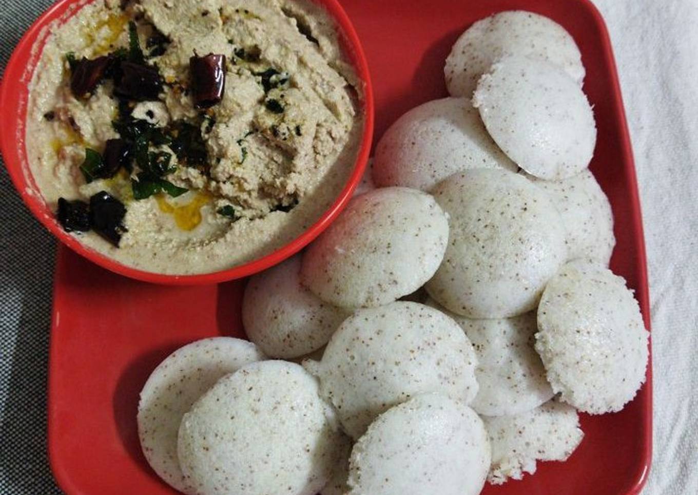 Idli with coconut chutney