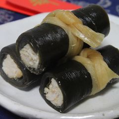 A picture of Kombu Rolls with Chicken Breast in a Pressure Cooker.