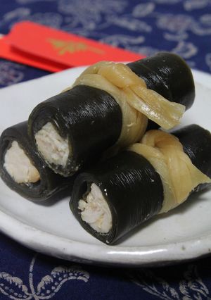 A picture of Kombu Rolls with Chicken Breast in a Pressure Cooker.
