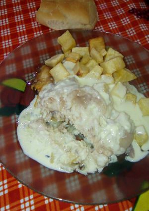 Una foto de Surubí al roquefort con papas fritas