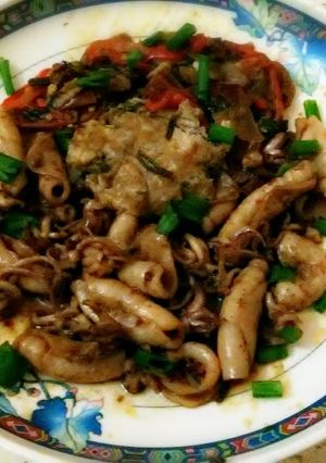 A picture of Deep fried marinated calamari & tentacles.