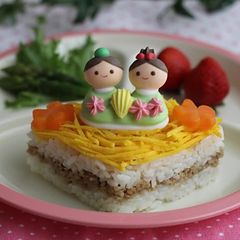 A picture of Hishimochi-Style Soboro Rice for Dolls' Festival.