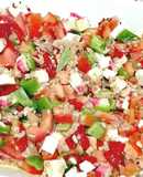 Ligera pipirrana de verano con queso