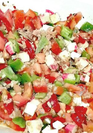 Una foto de Ligera pipirrana de verano con queso