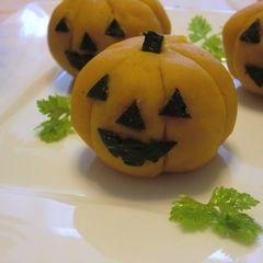 A picture of Cute Kabocha Jack-O'-Lanterns.