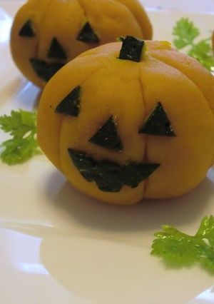A picture of Cute Kabocha Jack-O'-Lanterns.