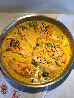 Una foto de Supremas de pollo de corral en salsa de curry y verduras