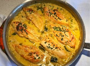 Una foto de Supremas de pollo de corral en salsa de curry y verduras