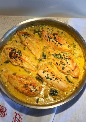 Una foto de Supremas de pollo de corral en salsa de curry y verduras