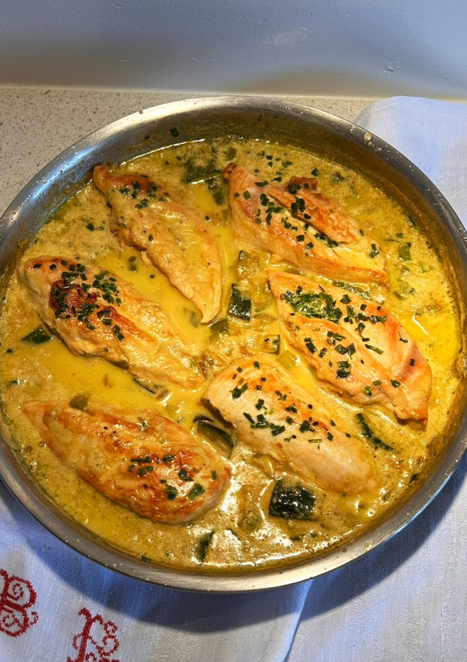 Una foto de Supremas de pollo de corral en salsa de curry y verduras