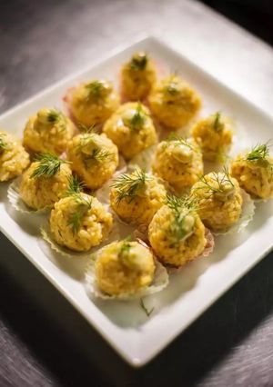 Una foto de Bocaditos de arroz fortuna y mayonesa de ajo negro