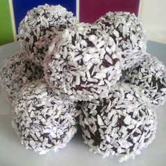 Vickys Coco-Choco Quinoa Bites, GF DF EF SF NF A picture of Vickys Coco-Choco Quinoa Bites, GF DF EF SF NF.