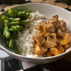 A picture of Tofu in coconut/cashew sauce & fried green beans.