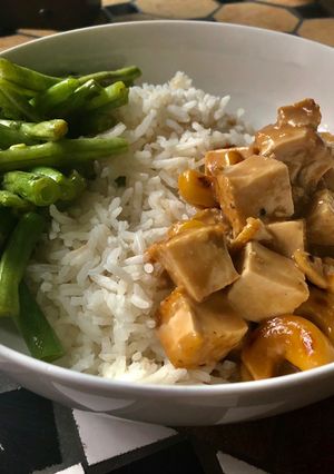 A picture of Tofu in coconut/cashew sauce & fried green beans.