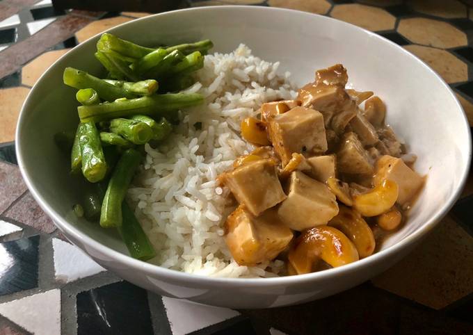 Tofu in coconut/cashew sauce & fried green beans