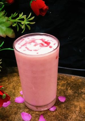 रोज़ लस्सी (rose lassi recipe in Hindi) रेसिपी मुख्य फोटो