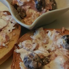 A picture of Cherry Cheesecake Bagel Spread.