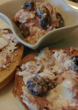 A picture of Cherry Cheesecake Bagel Spread.