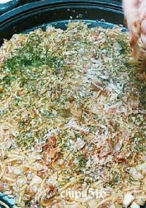 A picture of Curry-Flavored Monjayaki (Pan-Fried Batter with Various Ingredients).