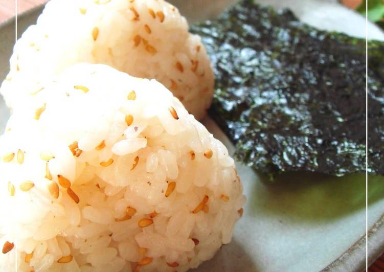 Recipe of Any-night-of-the-week Fragrant with Sesame Oil - Onigiri (Rice Balls) with Dashida Soup Stock
