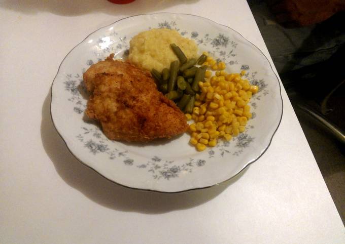 fried chicken with mashed potatoes