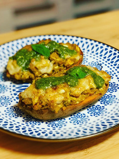Una foto de Boniato relleno de pollo al pesto🌱🍠