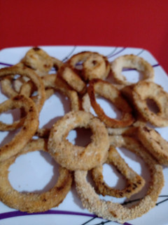 Una foto de Aros de cebolla horneados. Snacks saludables