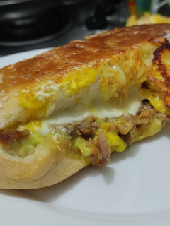 Una foto de Sánduche🥯de pollo🍗y jamón🥓hawaiano🍍con queso🧀🥯🥪..