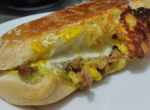 Una foto de Sánduche🥯de pollo🍗y jamón🥓hawaiano🍍con queso🧀🥯🥪..