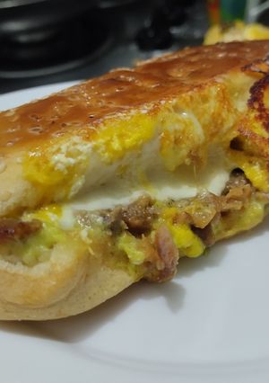 Una foto de Sánduche🥯de pollo🍗y jamón🥓hawaiano🍍con queso🧀🥯🥪..