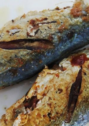Hình của món Cá chiên dầm nước mắm kèm rau sống.